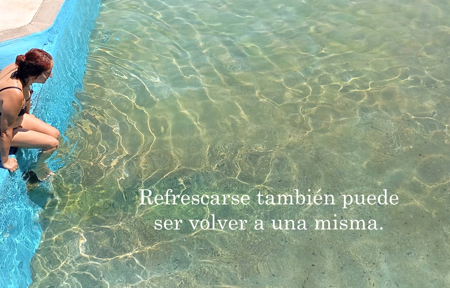 Mujer que va a meterse en una piscina de agua de manantial cerca de Alborea