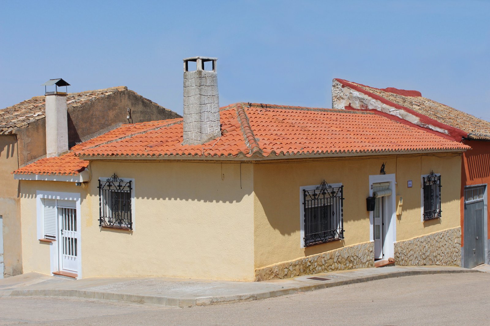 Fachada de la casa rural Dulcinea en Alborea, cerca de Alcalá del Júcar
