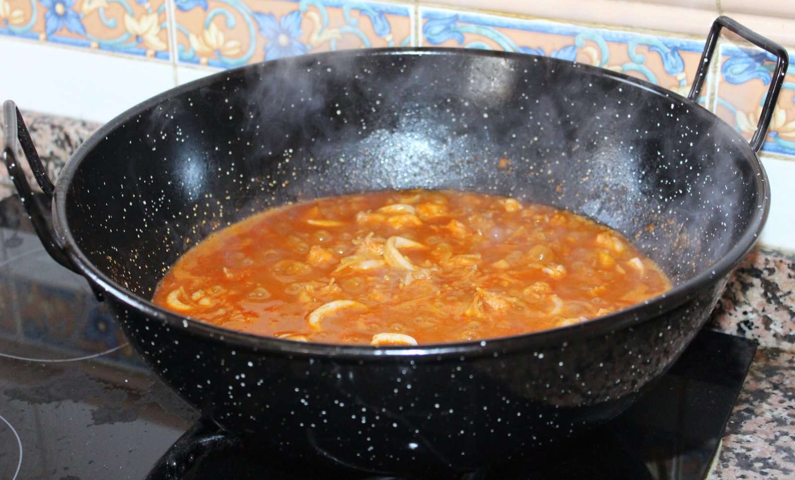 Cazuela cocinando un gazpacho en la casa rural Dulcinea en Alborea
