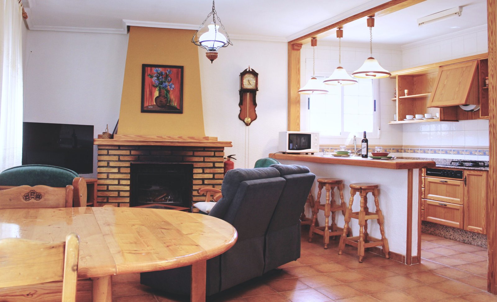 Salón y cocina de la casa rural Dulcinea en Alborea